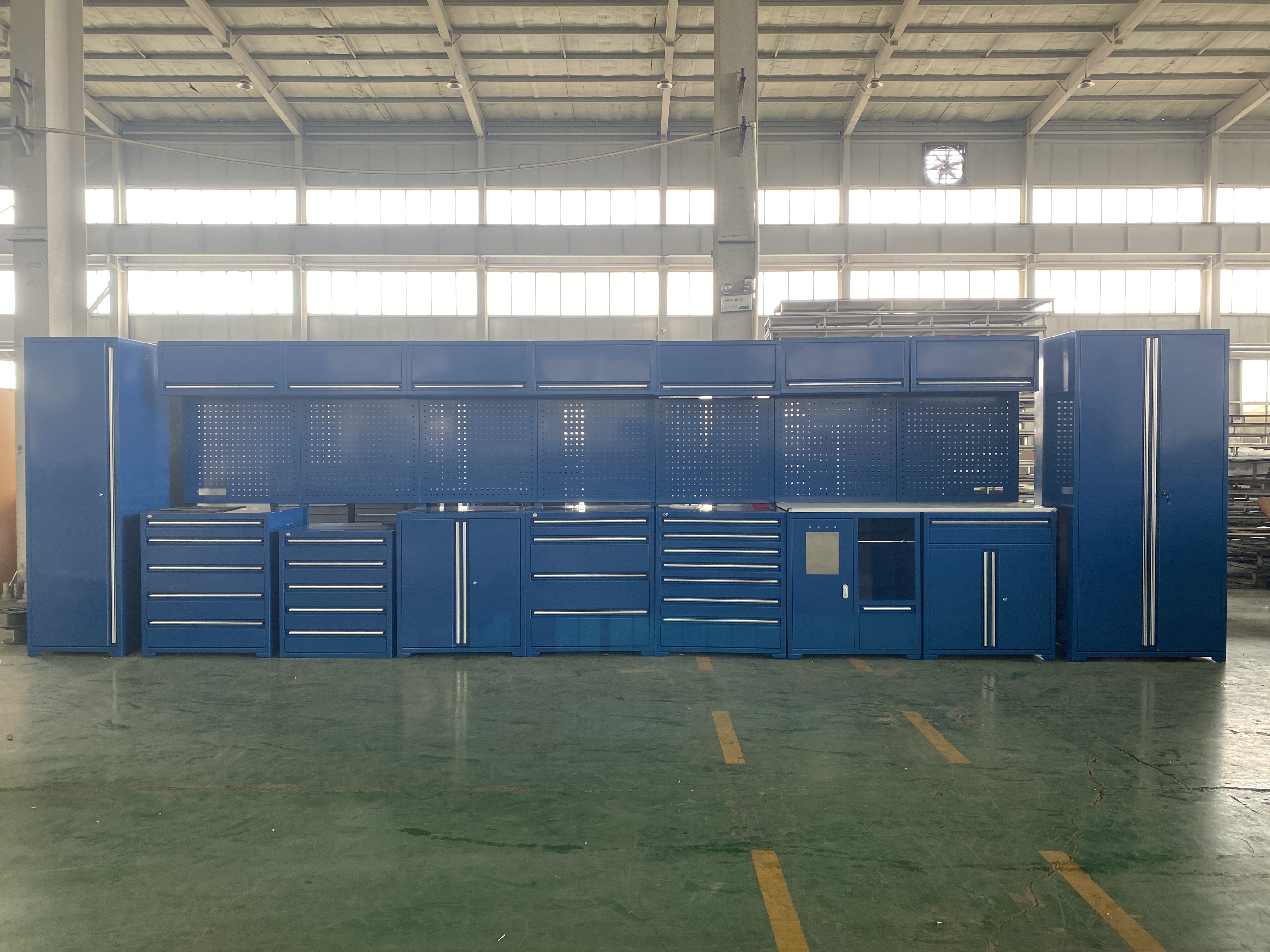 Kumpleto ang Chengyuan Jiayu Company ng Customized Blue Garage Storage Tool System para sa mga Customer sa Canada