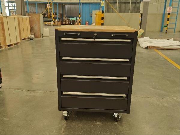 Kumpleto na ang Black and Gray Tool Trolley Production