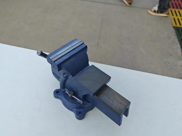 Malaking bench vise