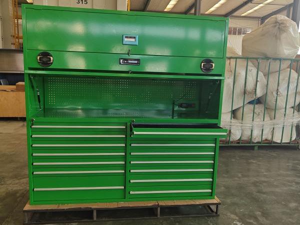 Green tool cabinet na may mga nagsasalita