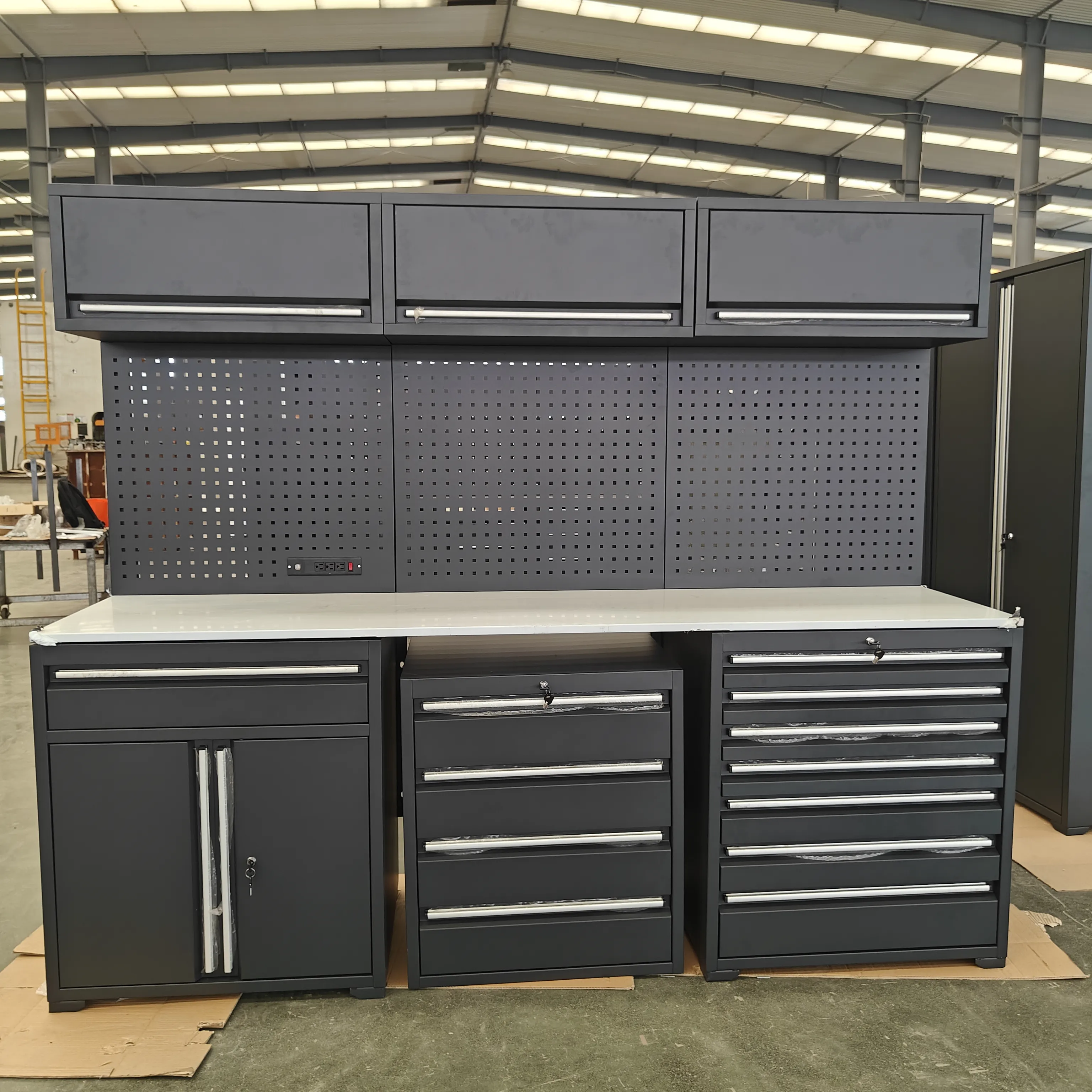 Ano ang mga katangian ng matibay na metal workbench?
