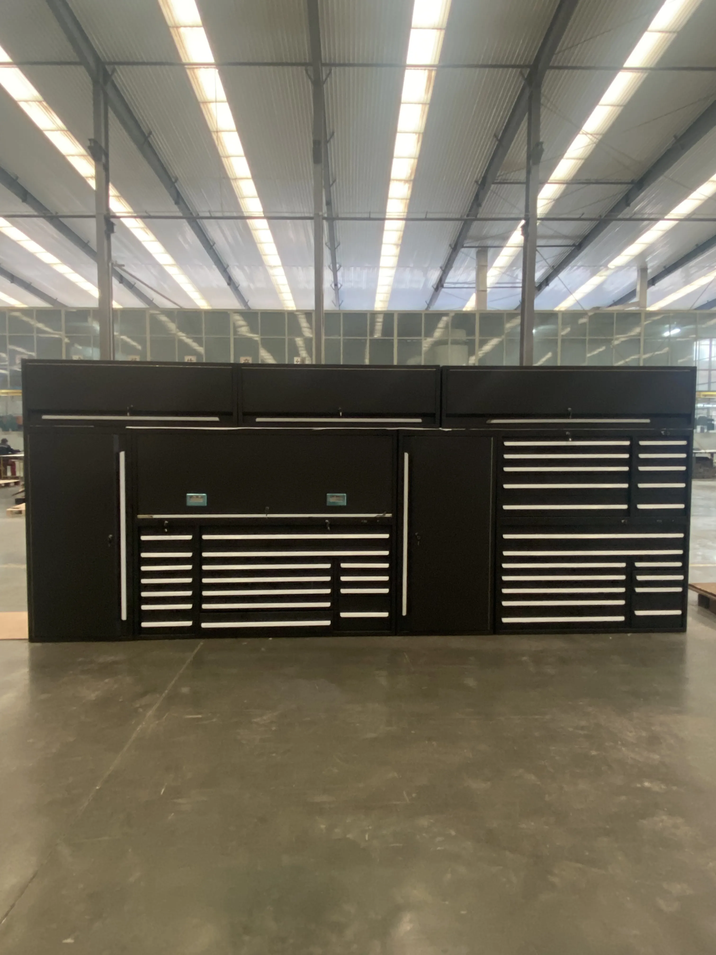 Ano ang mga tampok ng bagong modular na gabinete ng garahe?