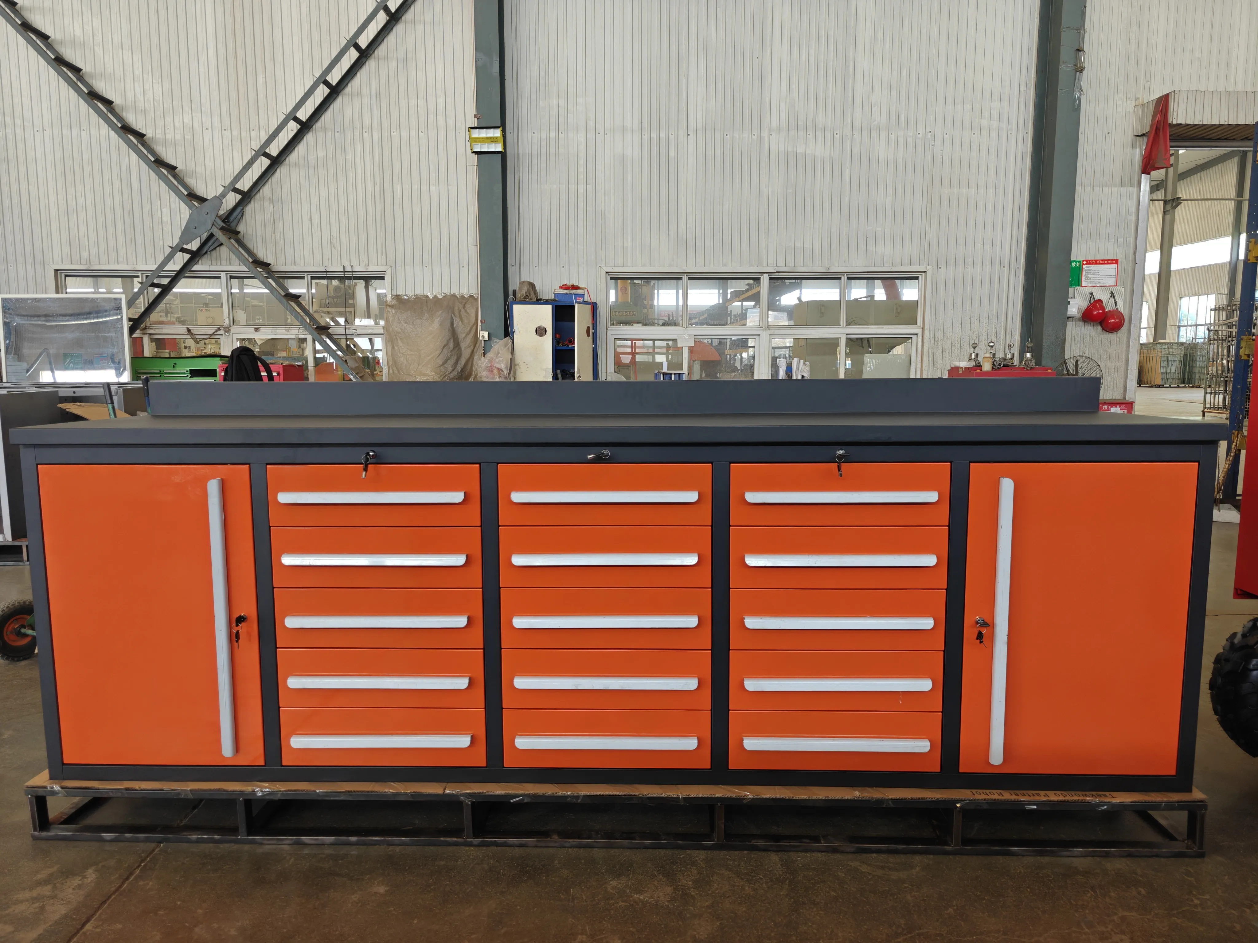 Ano ang mga tampok ng orange tool workbench?