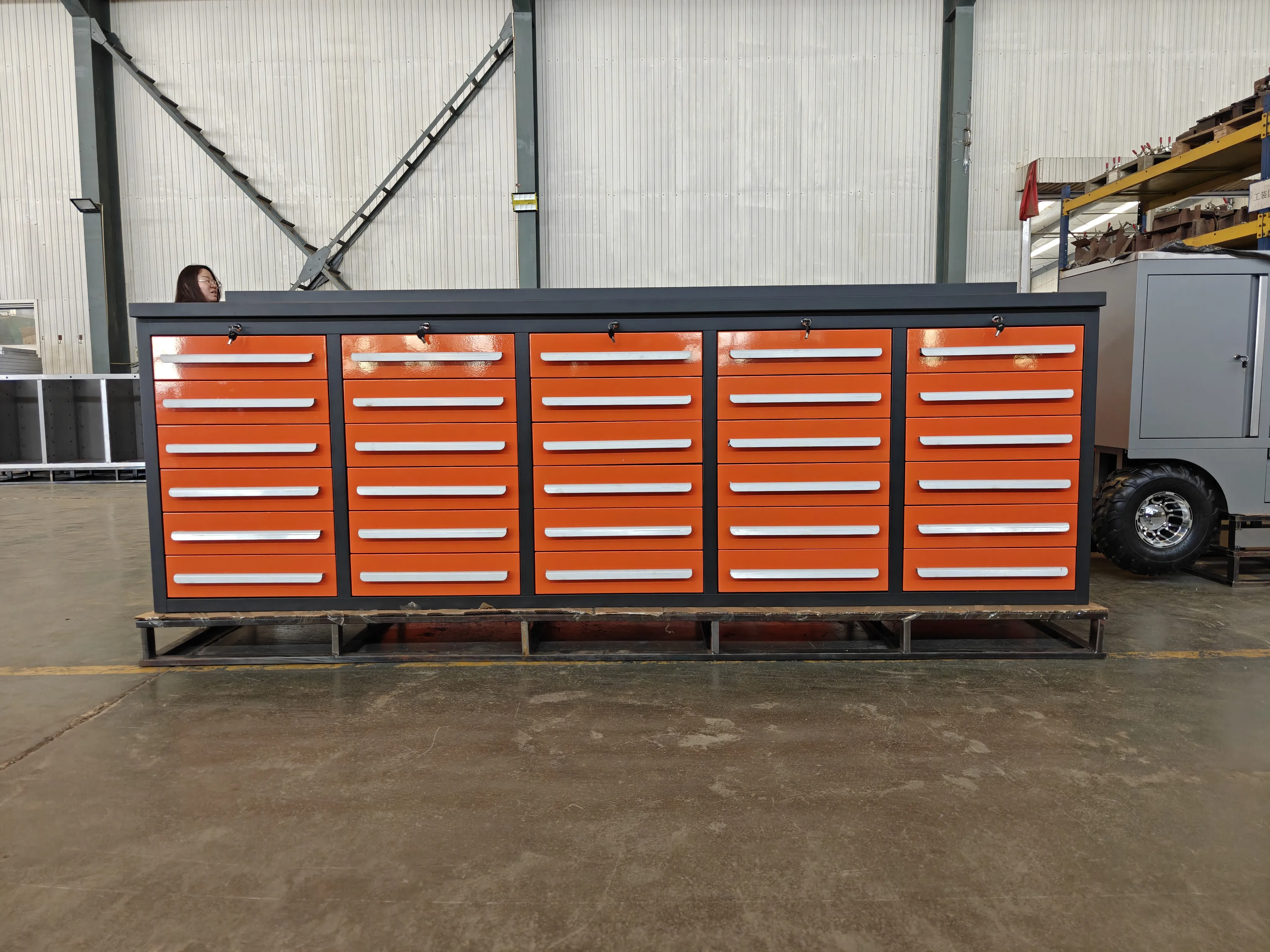Ano ang mga tampok ng orange 30 drawer workbench?