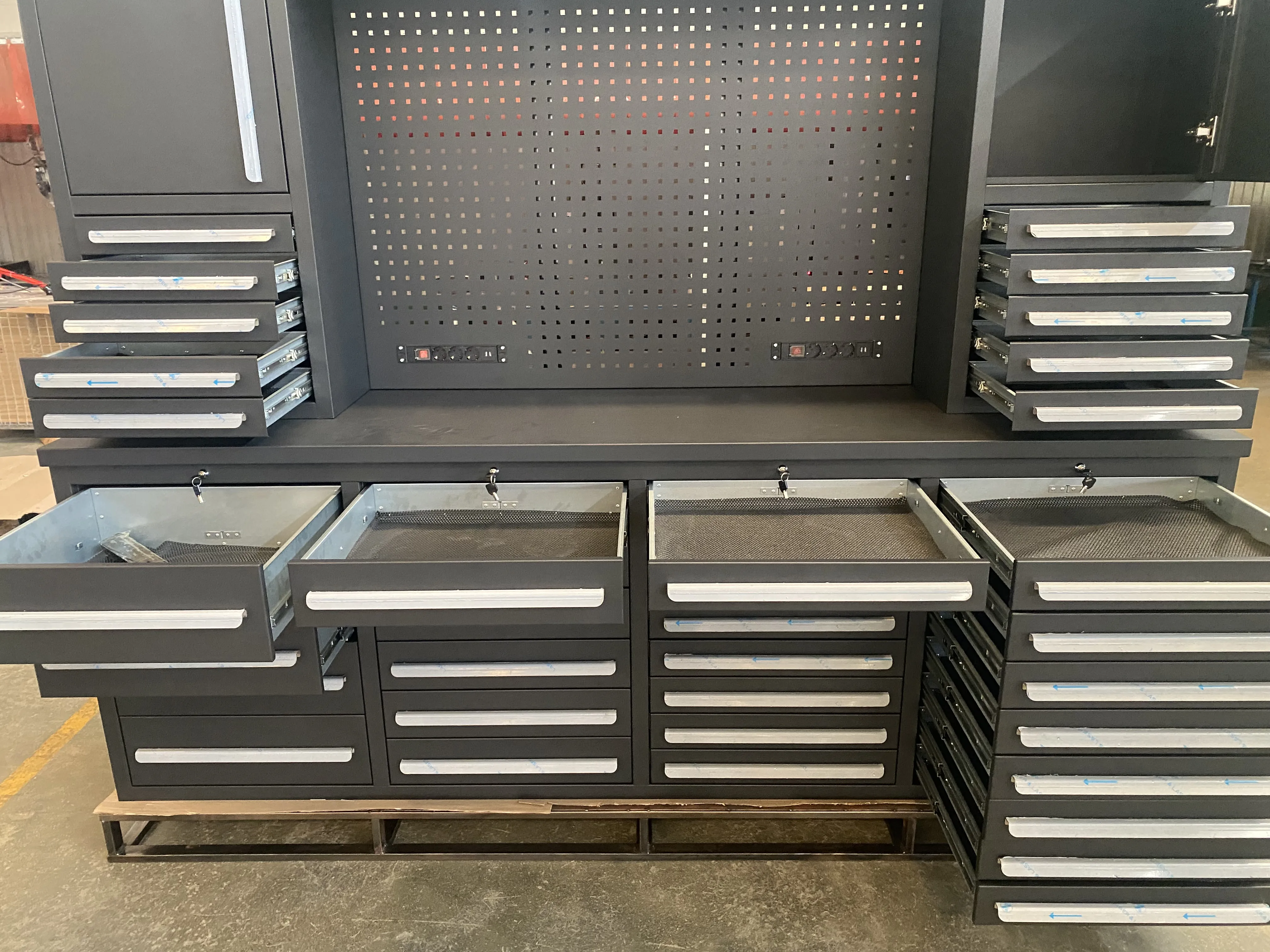 Nagpunta kami sa pabrika upang suriin ang kalidad ng tool cabinet.