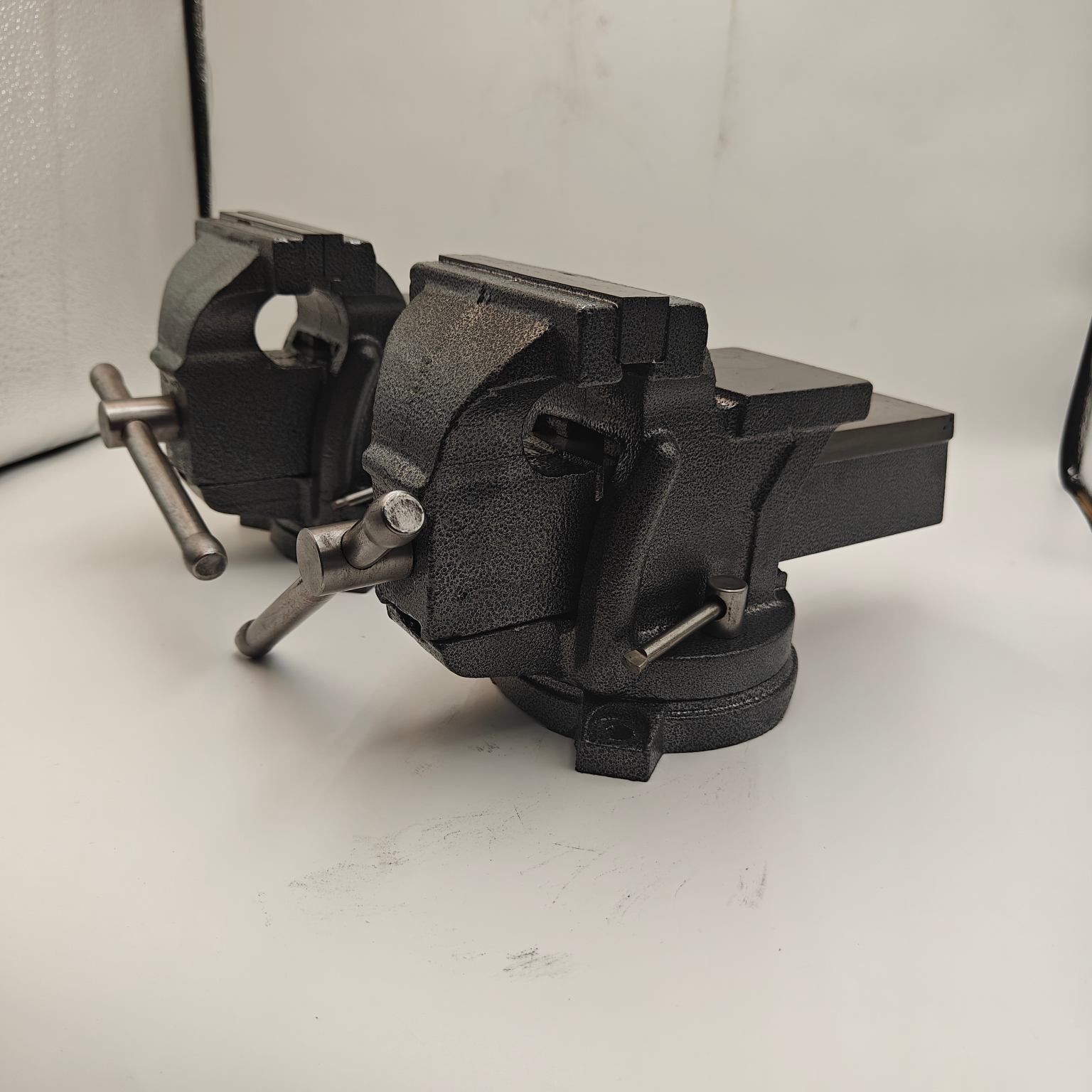 Ano ang mga pag -andar at aplikasyon ng bench vise?