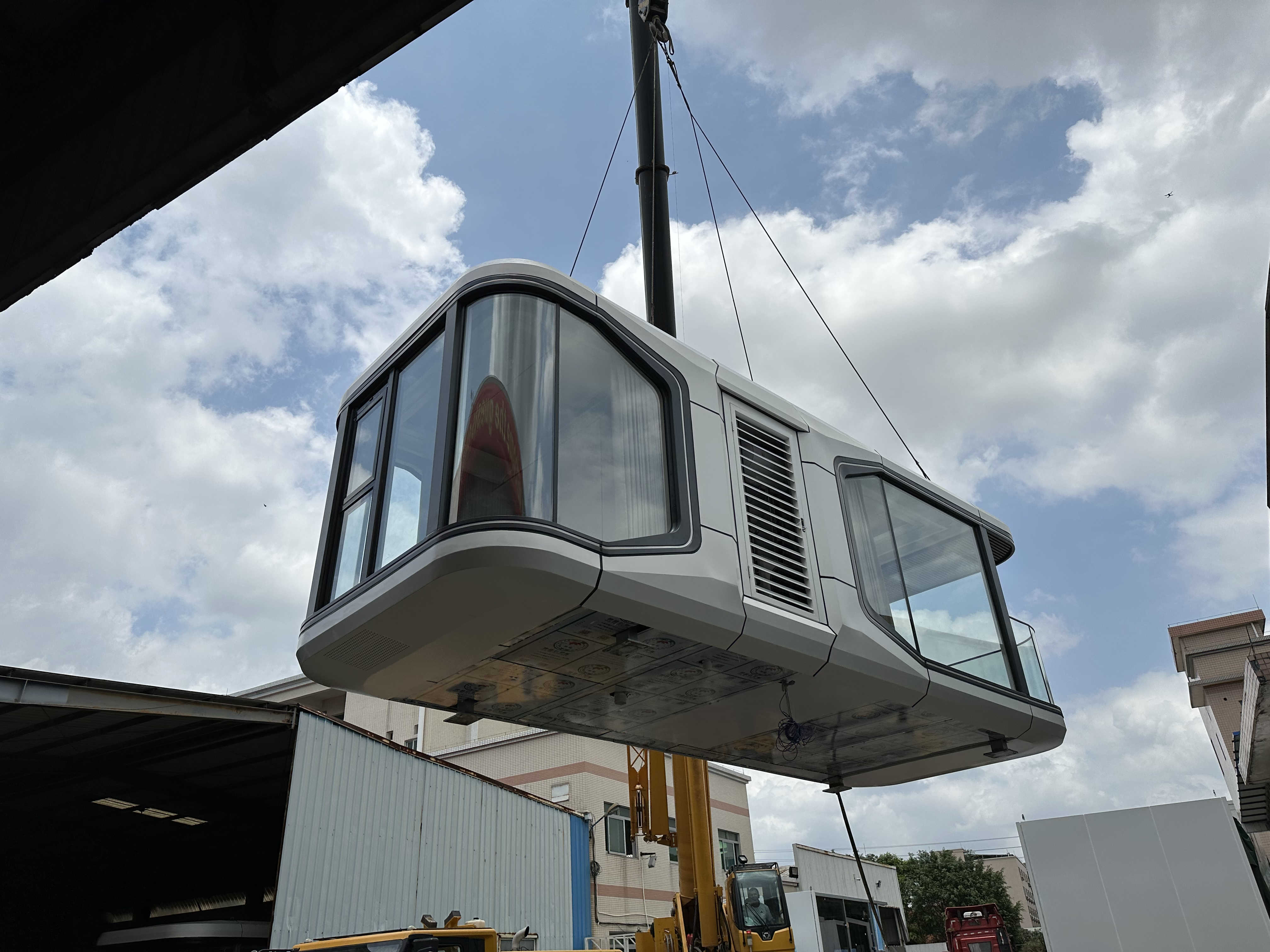 Paano i -package ang Space Capsule House?