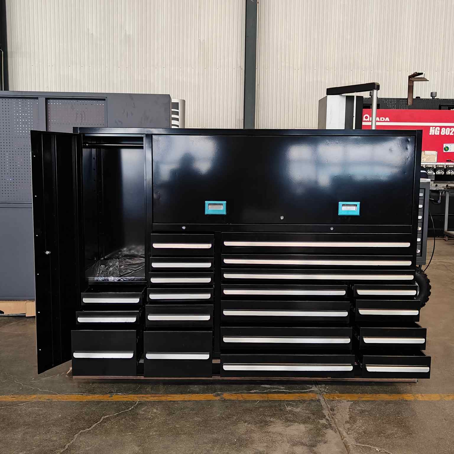Itim na multi-functional tool cabinet