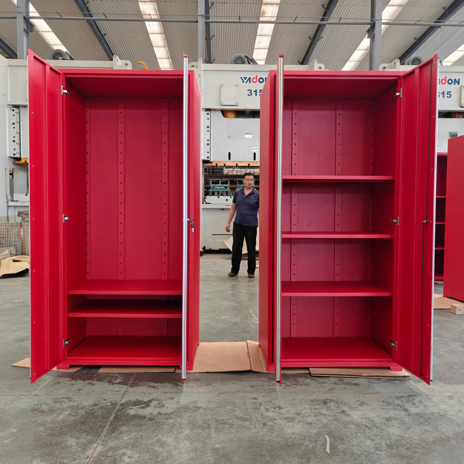 Red tool matangkad na gabinete